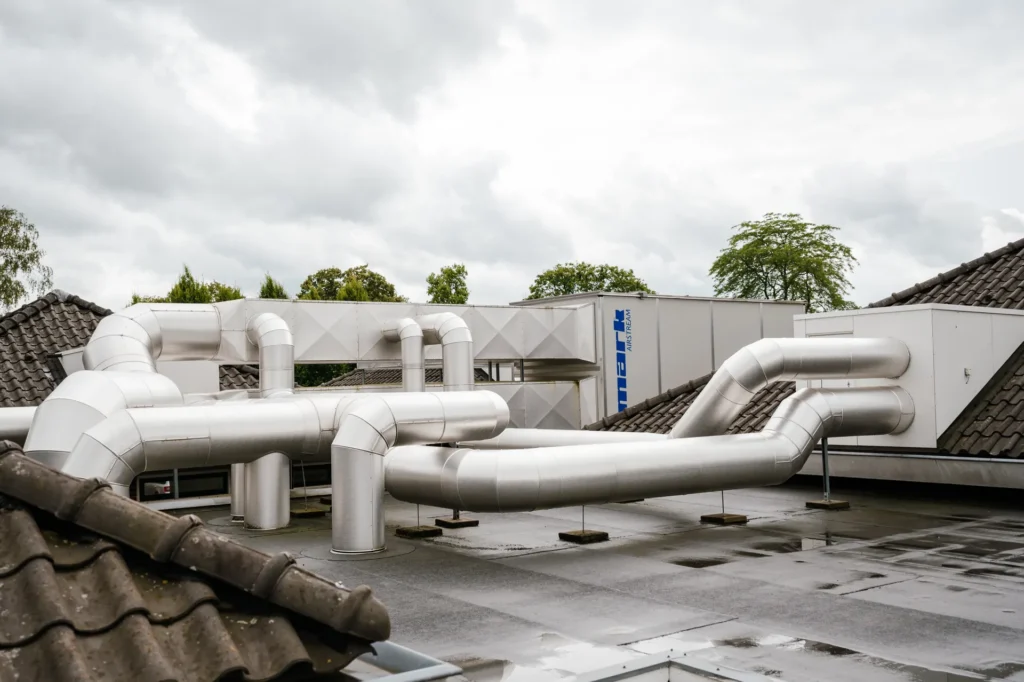 Luchtkanalen van een luchtbehandelingsinstallatie op een plat dak