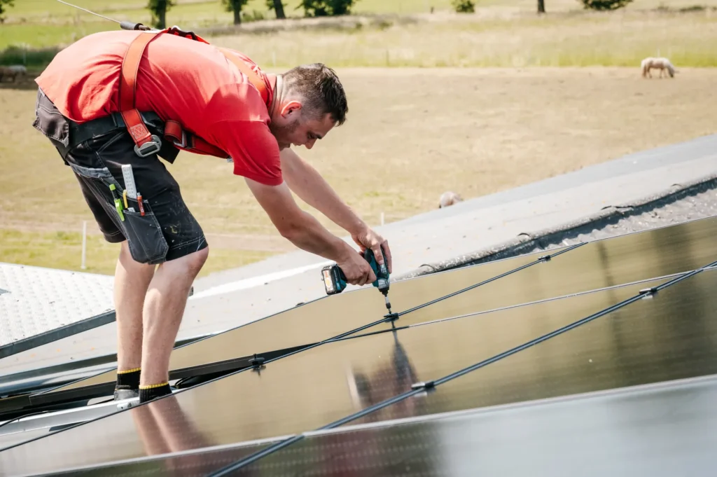 Monteur bevestigt zonnepanelen op een dak