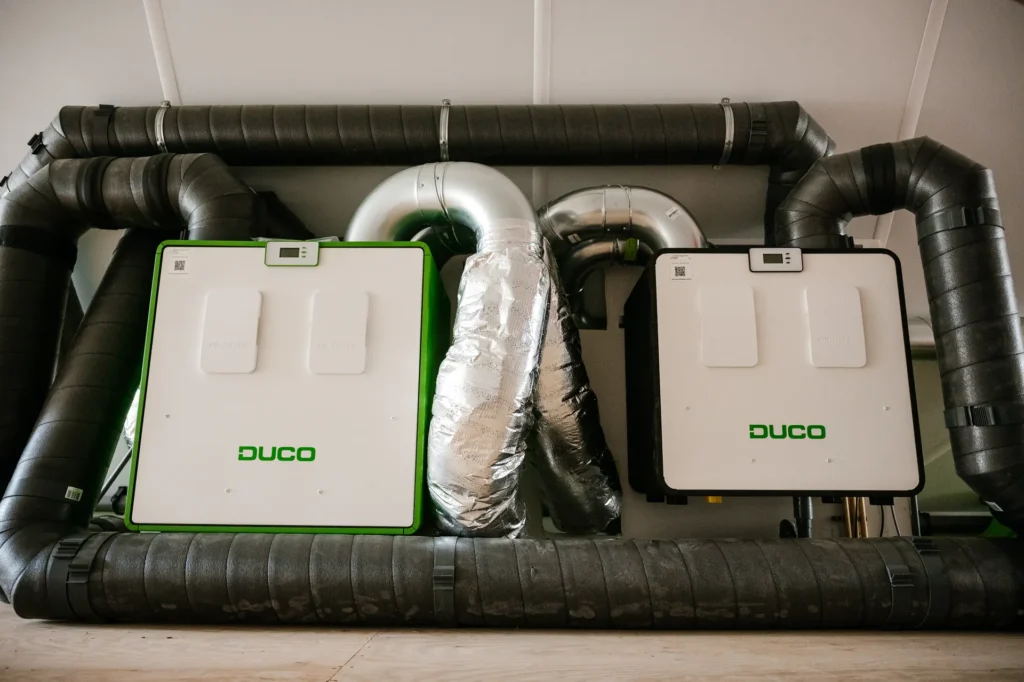 Twee ventilatie-units met warmteterugwinning op een zolder