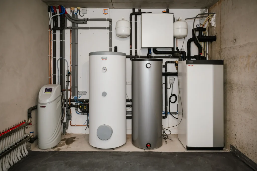Technische ruimte met warmtepomp, boilervaten en verdeler